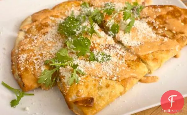 Quesadilla Fritas (quesadillas fritas) com Jalapeños em conserva, coentro e Chipotle Crema