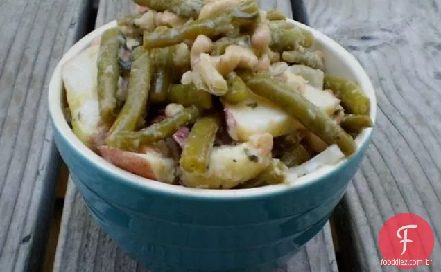 Saudável e delicioso: salada de batata com feijão verde e branco