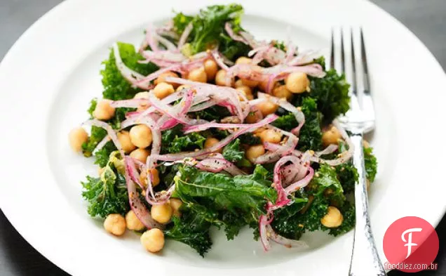 Salada de couve marinada e grão de bico com cebola Sumac