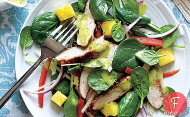 Salada grelhada de frango e espinafre com molho picante de abacaxi