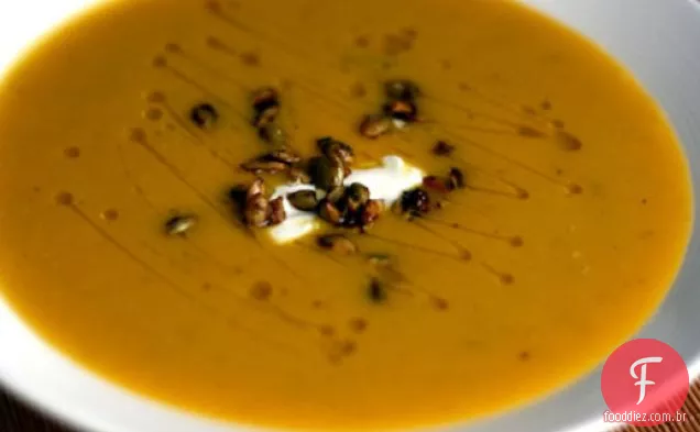 Jantar esta noite: sopa de abóbora e erva-doce com sementes de abóbora cristalizadas