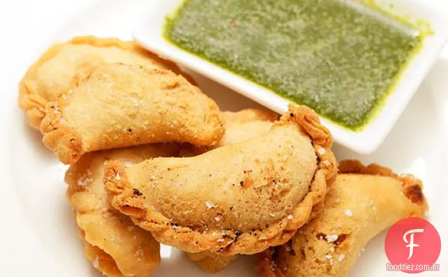 Empanadas de batata defumada e alcaparras com molho de coentro