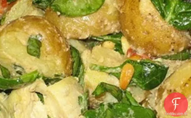 Salada De Espinafre De Batata Quente Com Molho De Pinhão