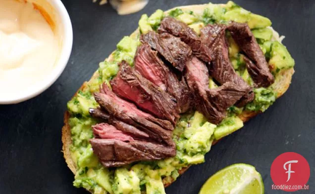 Bife grelhado, abacate e sanduíches de Crema picantes