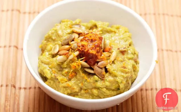 Chipotle-Guacamole laranja com sementes de abóbora torradas