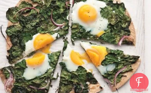 Ovo ensolarado e pão achatado de espinafre