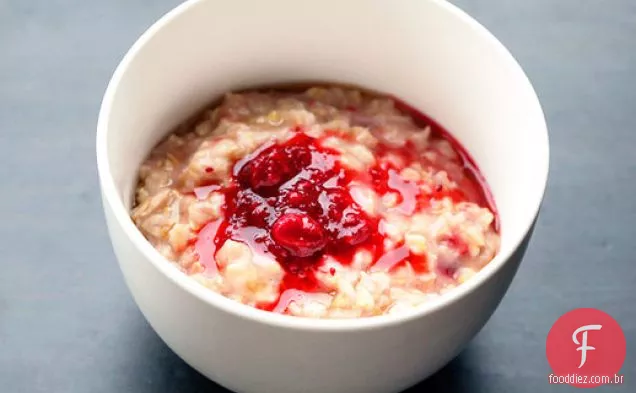 Vegan: aveia torrada com xarope de bordo, Cranberries e framboesas