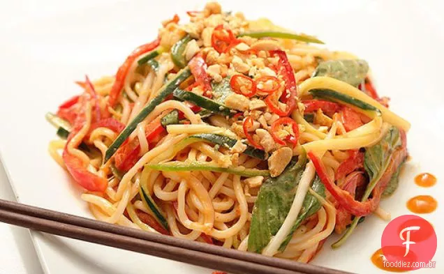 Salada picante de Macarrão De Amendoim com Pepino, Pimentão Vermelho e manjericão (vegano)