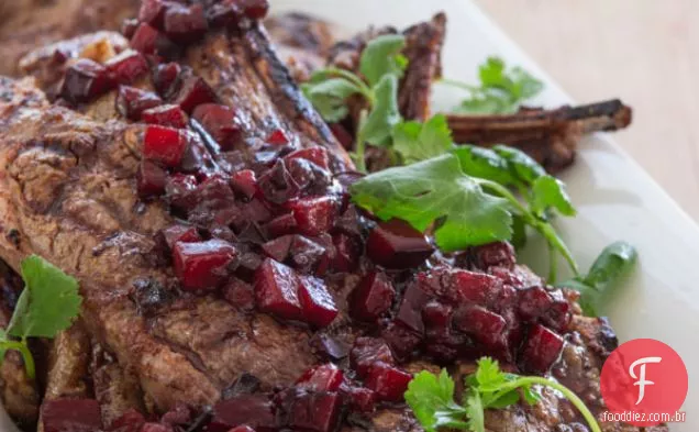 Cinco Cordeiro de especiarias com Chutney de ameixa