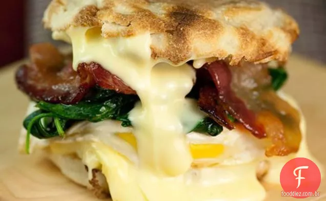 Sanduíche De Ovo Com Espinafre, Brie E Bacon De Bordo