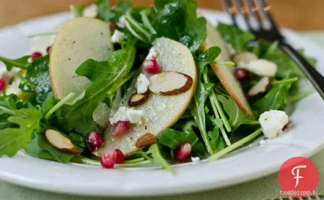 Salada de rúcula, maçã e romã com vinagrete de cidra-mel