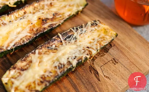Grelhar: abobrinha com parmesão e óleo de pimenta de alho