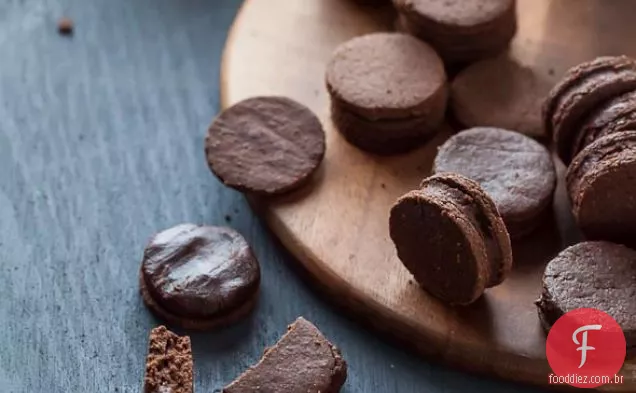 Biscoitos sanduíche de Chocolate com recheio de Creme De Chocolate (Sem Glúten, sem grãos, sem nozes, vegano, amigo do Paleo)
