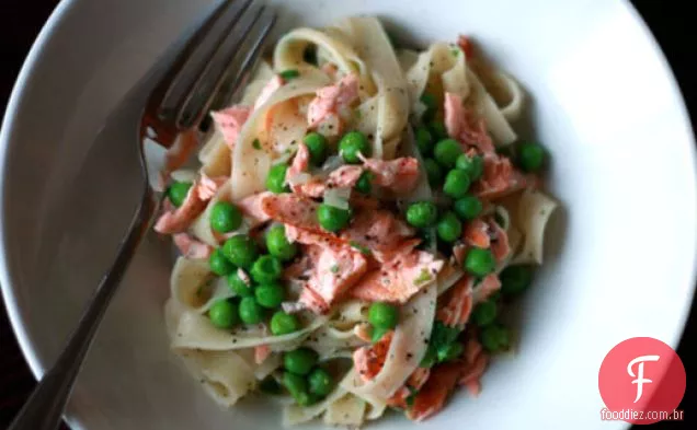 Jantar esta noite: salmão e ervilha Tagliatelle