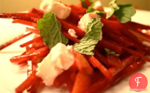Jantar esta noite: salada de beterraba crua crocante com queijo Feta e pêra