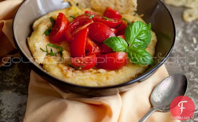 Polenta com tomates frescos e batatas fritas com parmesão / Polenta facilitada