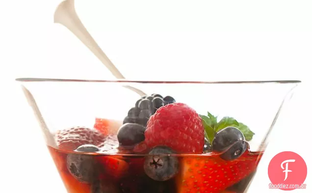 Bagas misturadas em Vinho Rosé com mel Mascarpone / uma sopa de frutas de Verão