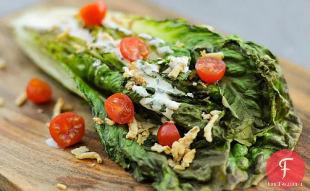 Grelhar: salada Romaine com Rancho picante, tomate e cebola frita