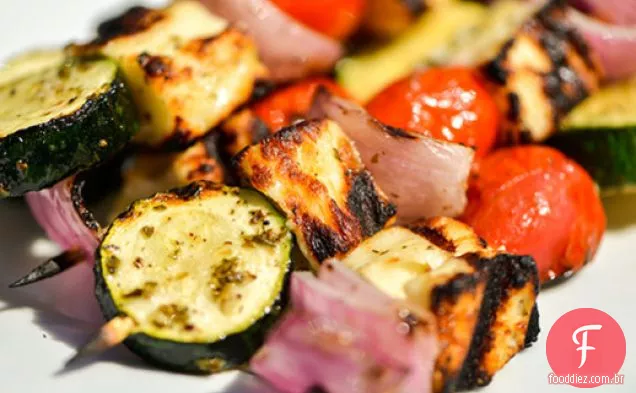 Halloumi e espetos vegetais