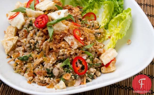 Larb de porco (salada tailandesa com carne de porco, ervas, pimenta e arroz em pó torrado)