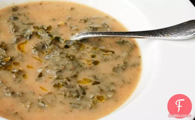 Vegan: couve-flor carbonizada esfumaçada e sopa de batata com couve