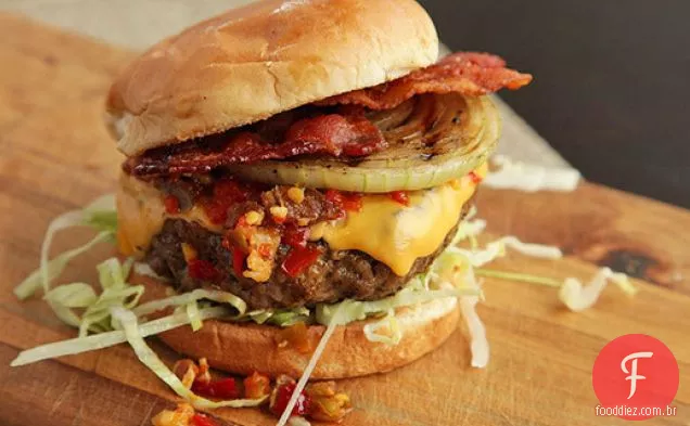 Cheeseburgers quentes e esfumaçados com Bacon e pimenta cereja em conserva