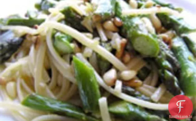 Jantar esta noite: macarrão com aspargos, limão e pinhões