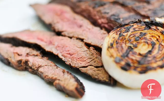 Grelhar: bife de flanco marinado Mojo com cebola grelhada