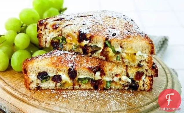 Cozinhando sanduíches grelhados do Queijo da cabra da luz com figo e mel