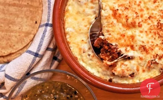 Fondue mexicano com chouriço e Tomatillo Salsa