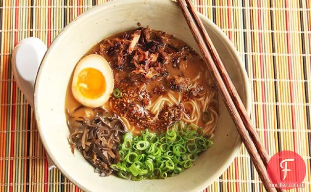 Miso Ramen com carne de porco crocante e alho queimado-óleo de gergelim