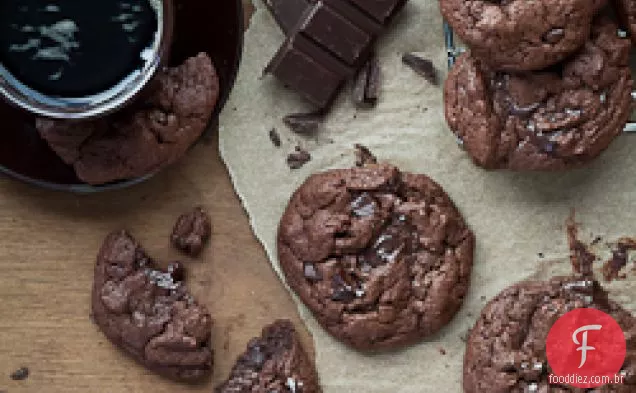 Biscoitos De Chocolate Duplo com pedaços de Chocolate (sem glúten, sem grãos, Paleo)