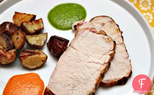Lombo de porco grelhado com batatas enrugadas, Mojo Verde e Mojo Picón