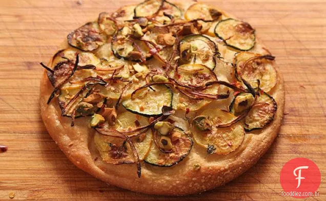 Fácil Pan Pizza com abobrinha, cebola roxa e pistache (Vegan)