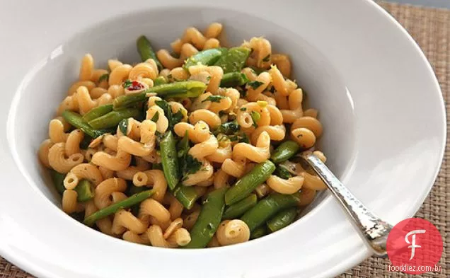Macarrão com ervilhas, alho, raspas de limão e pimenta do Reino (vegan)