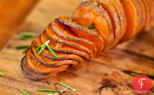 Batata-Doce Hasselback grelhada com alecrim e alho