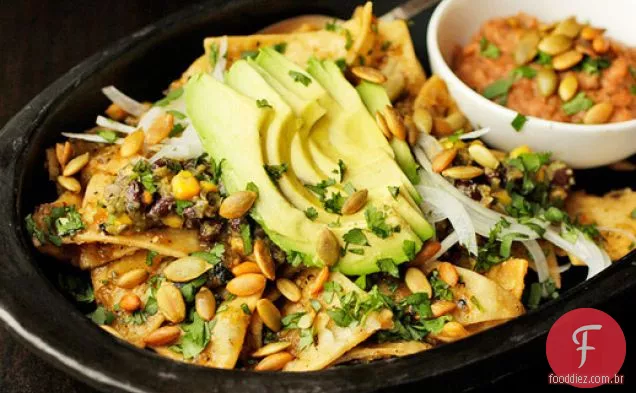 Vegan: Chilaquiles com Pepitas, milho carbonizado e Feijão Preto