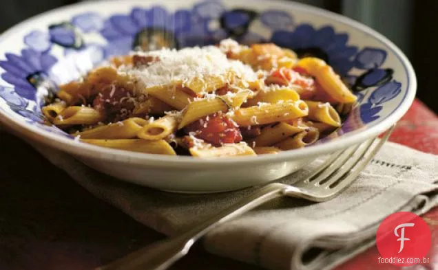 Penne de Suvir Saran com tomates estalados e Bacon