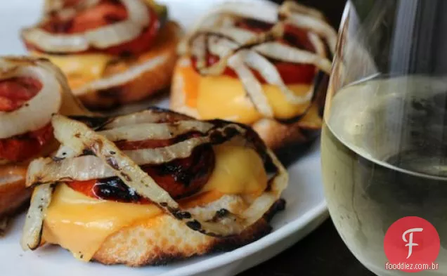 Bruschetta De Queijo Grelhado Em Estilo Animal