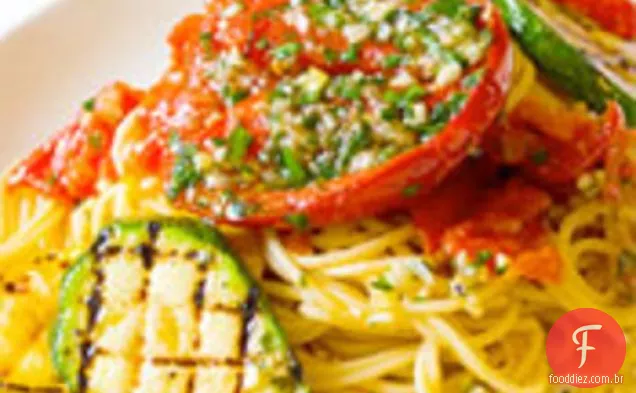 Coma por oito dólares: espaguete all'Aglio E Olio com legumes marinados de Verão