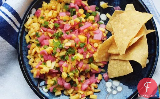 Salsa de pêssego com cebola vermelha em conserva e Chiles Serrano