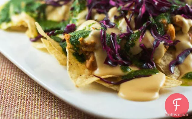 Nachos com repolho, feijão e molho de coentro