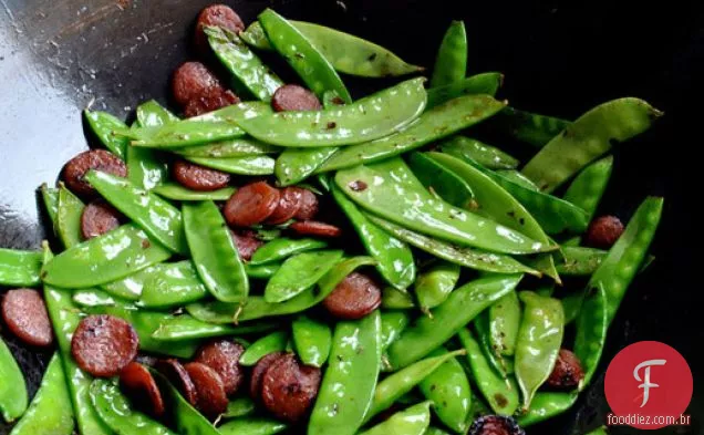 Mexa ervilhas fritas com salsicha chinesa