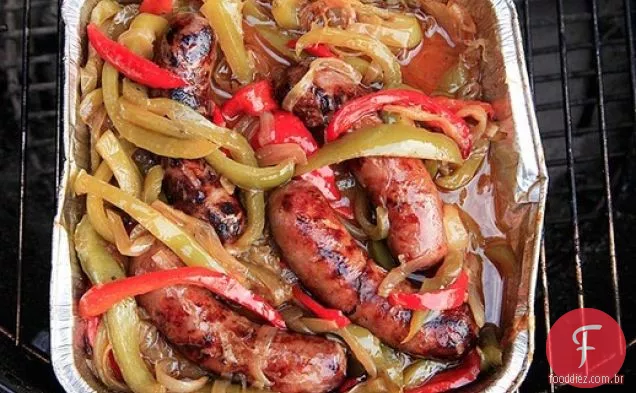 Linguiça italiana grelhada com pimentão agridoce e cebola