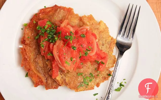 Patacones Con Hogao (banana frita ao estilo colombiano com molho de tomate e cebola)