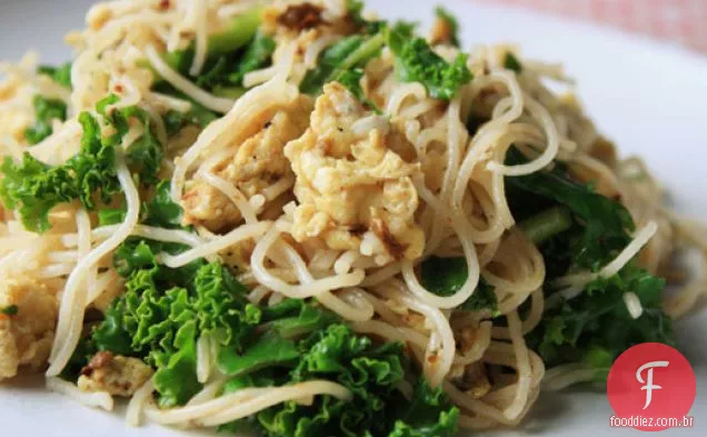 Macarrão de arroz frito com ovos e verduras