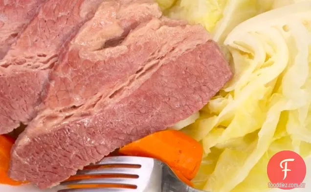 Peito de carne enlatada, batatas, repolho e Cenoura Para O Dia de São Patrício