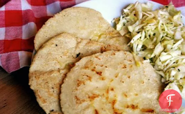 Comer por oito dólares: Pupusas con Curtido