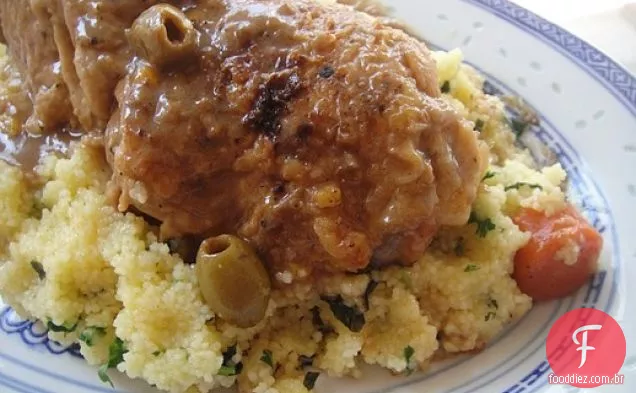 Frango assado com damascos, azeitonas verdes e cuscuz Herbed