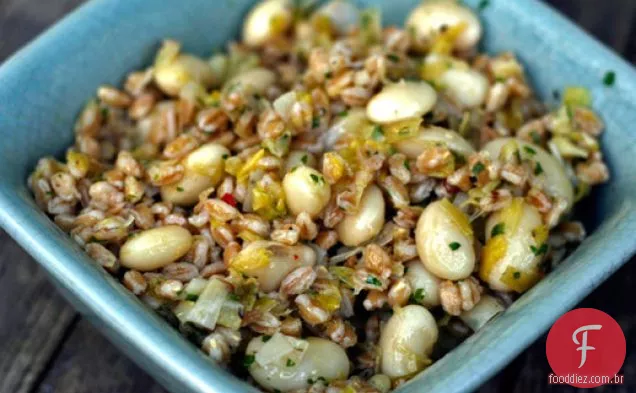 Farro, feijão branco e salada de limão preservada